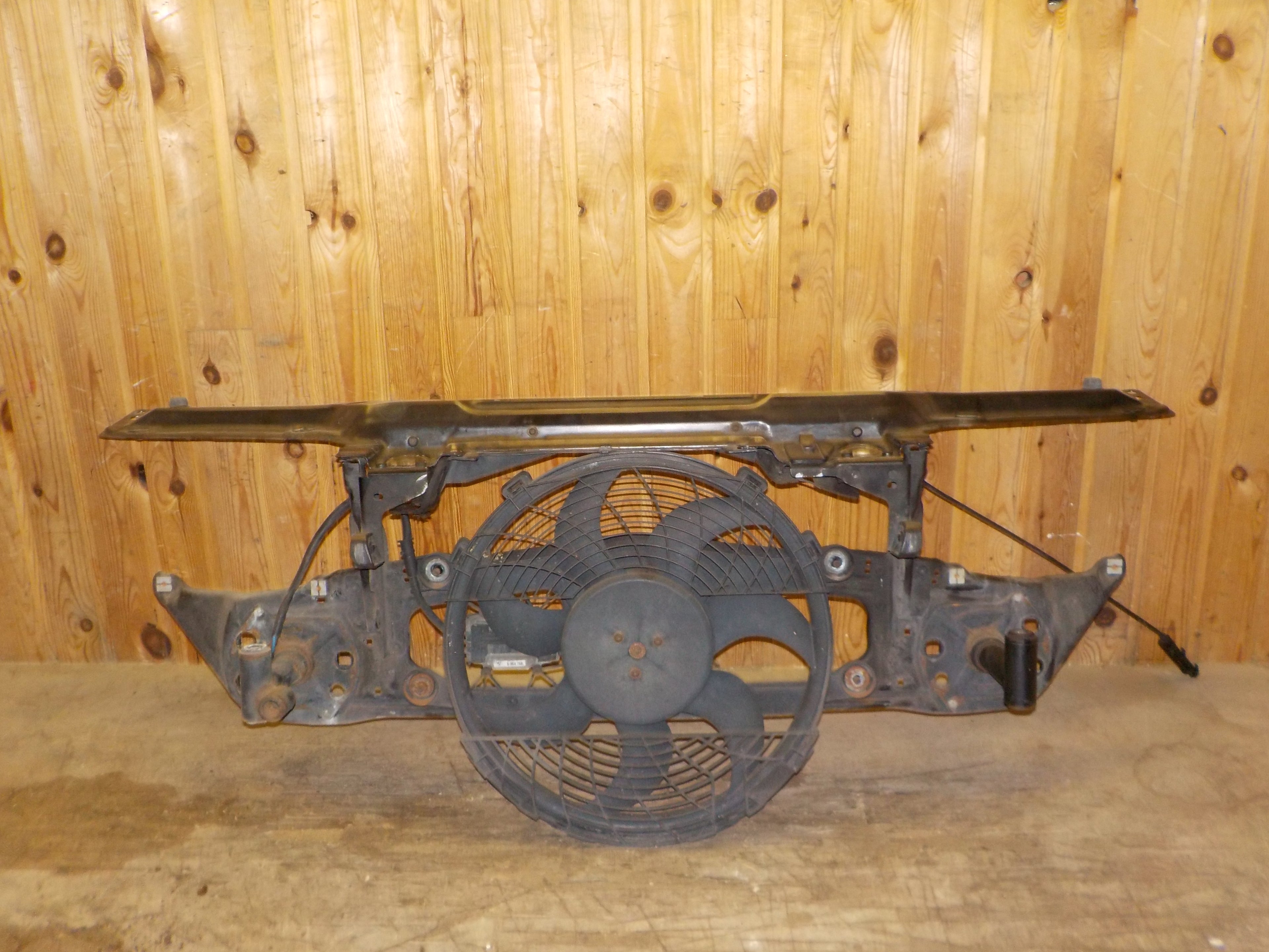 BMW 3-Serie E46 Frontkasse Med OEM Nr. Ophugger Fra BMW Ophugger