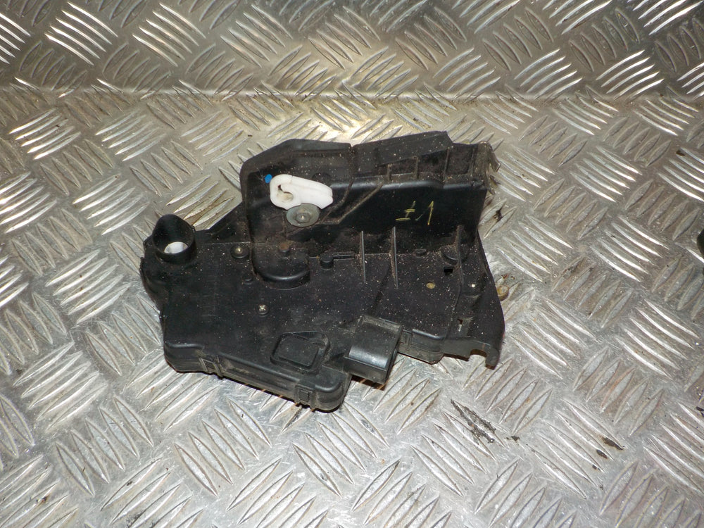 BMW 3-Serie E46 Dørlås Med OEM Nr. 51217011241 Fra BMW Ophugger