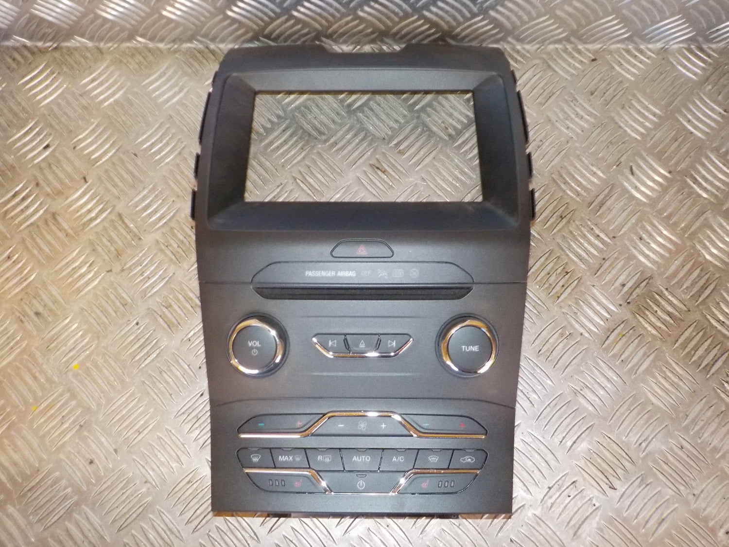 Ford S-Max 2 Radioforplade Med OEM Nr. EM2T18E245AE Fra Ford Ophugger