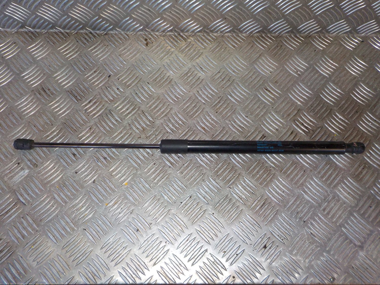 VW Golf 7 Au Bagklapsdæmper Med OEM Nr. 5G9827550B Fra VW Ophugger