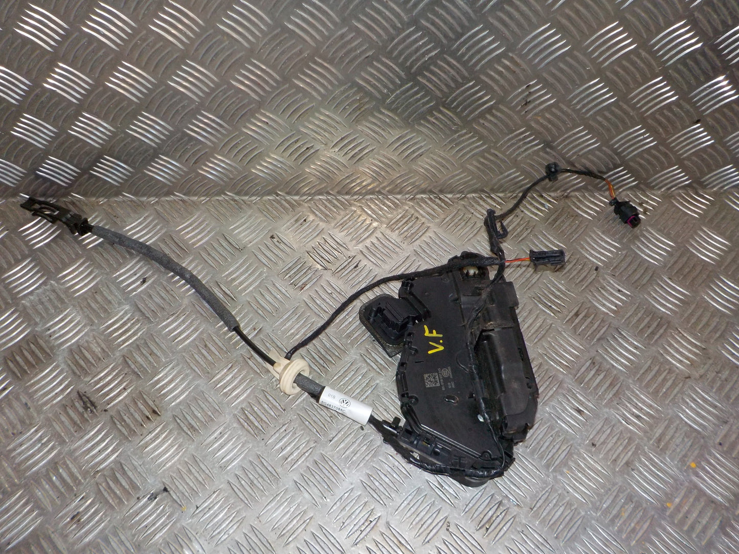 VW Golf 7 AU Dørlås Med OEM Nr. 5TB837015D Fra VW Ophugger