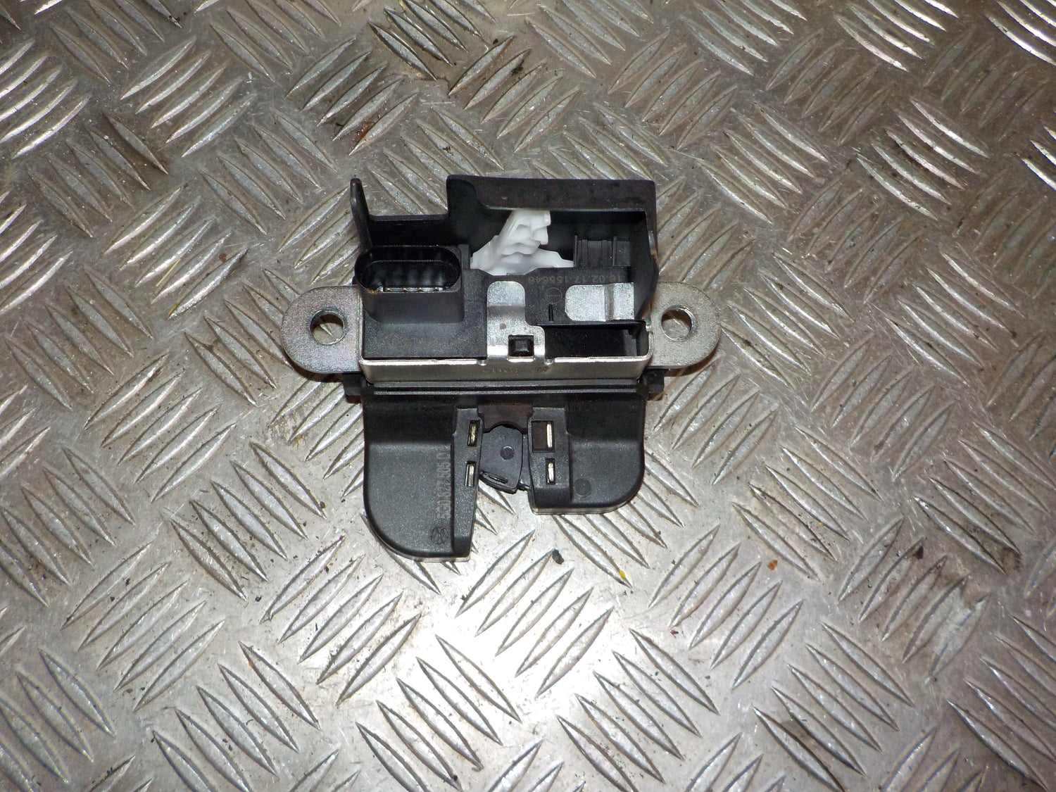 VW Golf 7 AU Dørlås Med OEM Nr. 5G0827505D Fra VW Ophugger