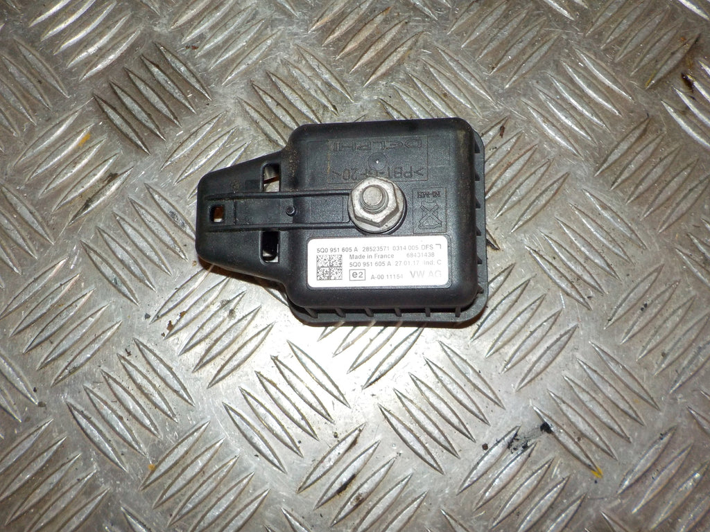 VW Golf 7 Au Alarmanlæg Med OEM Nr. 5Q0951605A Fra VW Ophugger