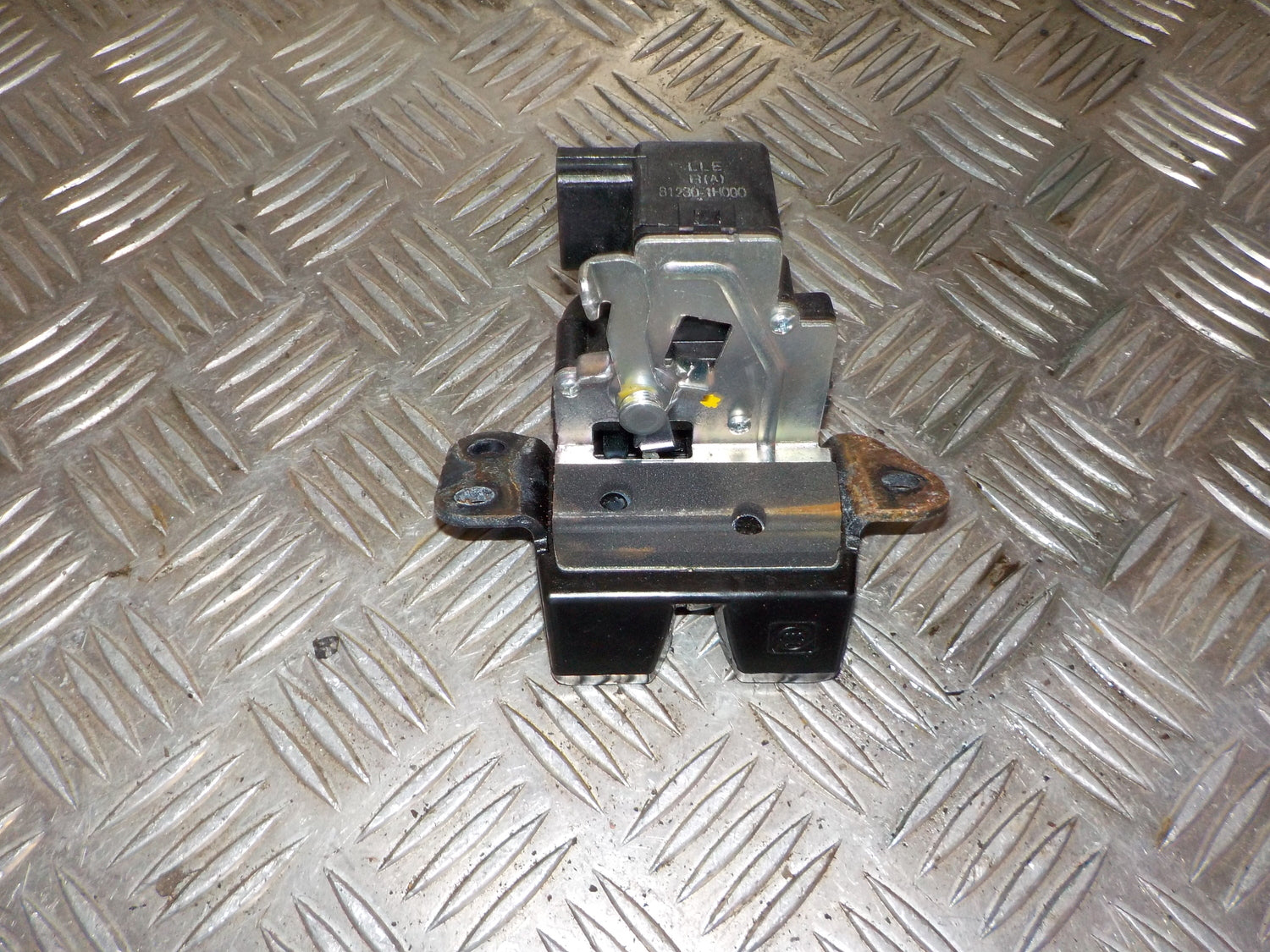 Hyundai Ix20 Dørlås Med OEM Nr. 812301H000 Fra Hyundai Ophugger