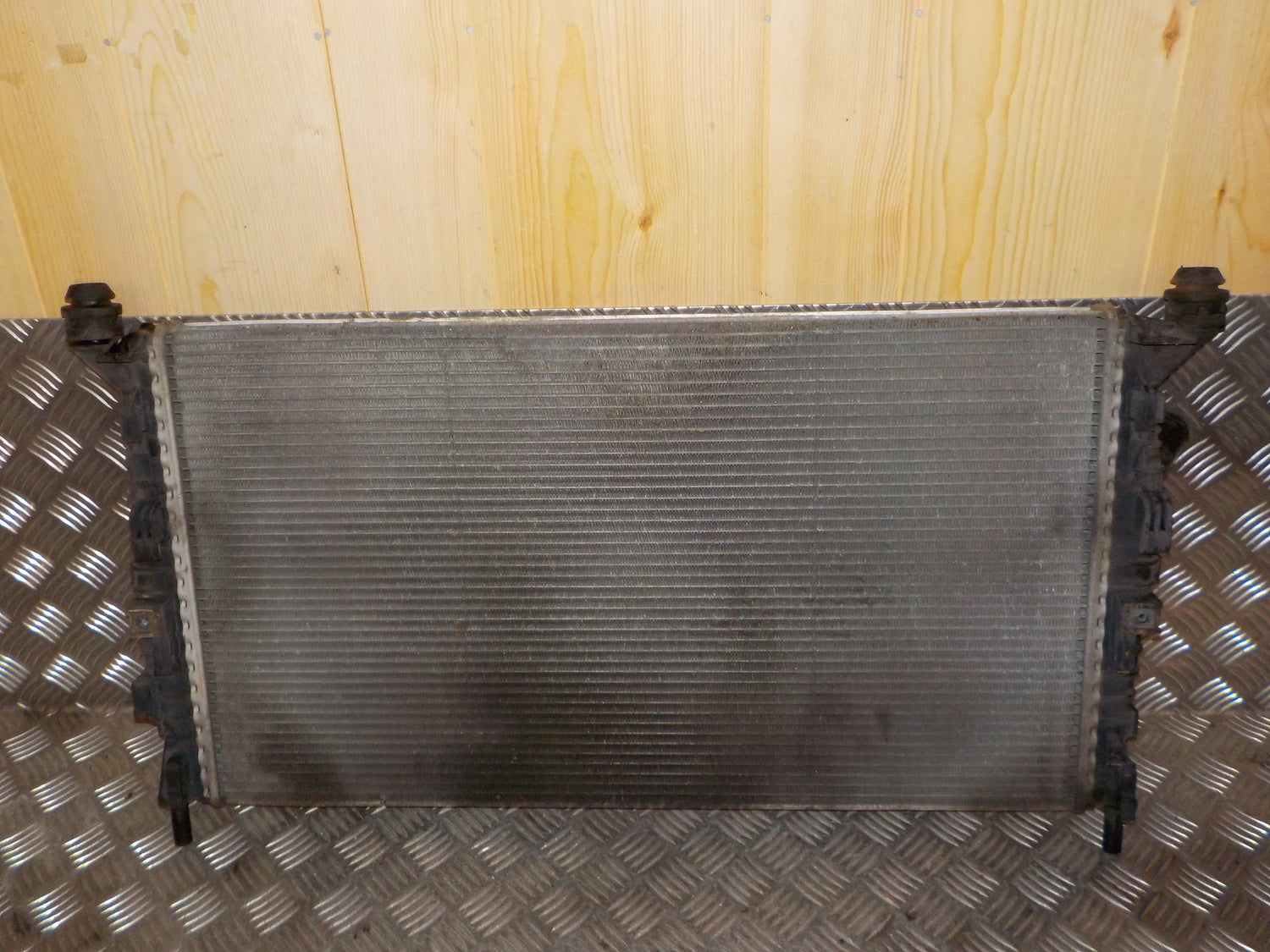 Volvo S40/V50 Køler Med OEM Nr. 3041045 Fra Volvo Ophugger