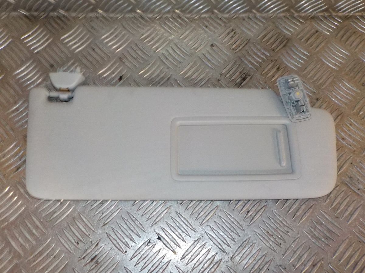 Skoda Rapid Solskærm Med OEM Nr. 5JB857552D2F4 Fra Skoda Ophugger
