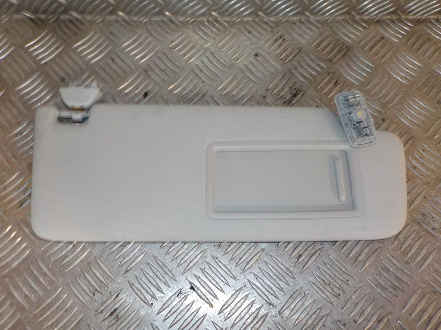 Skoda Rapid Solskærm Med OEM Nr. 5JB857552D2F4 Fra Skoda Ophugger