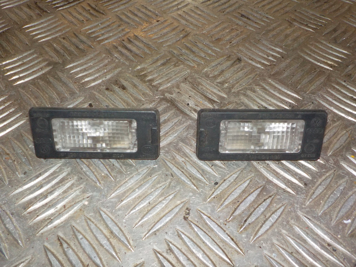 Skoda Rapid Nummerpladelygte Med OEM Nr. 5N0943021B Fra Skoda Ophugger