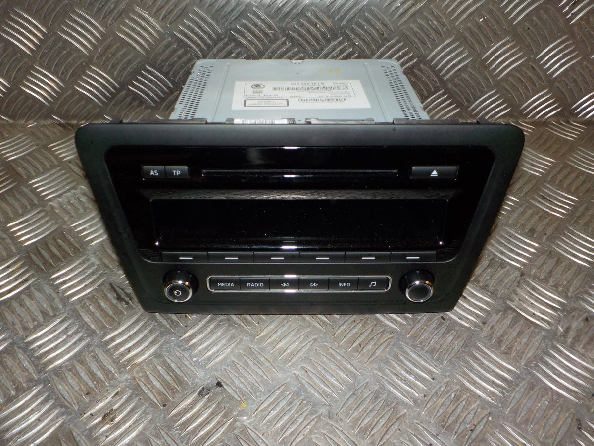 Skoda Rapid Radio M/Cd Med OEM Nr. 5J0035161E Fra Skoda Ophugger