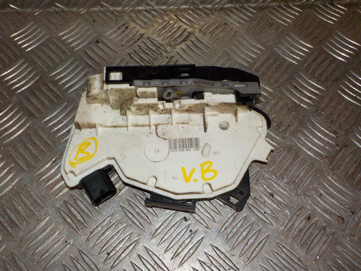 Skoda Superb Dørlås Med OEM Nr. 5N0839015D Fra Skoda Ophugger