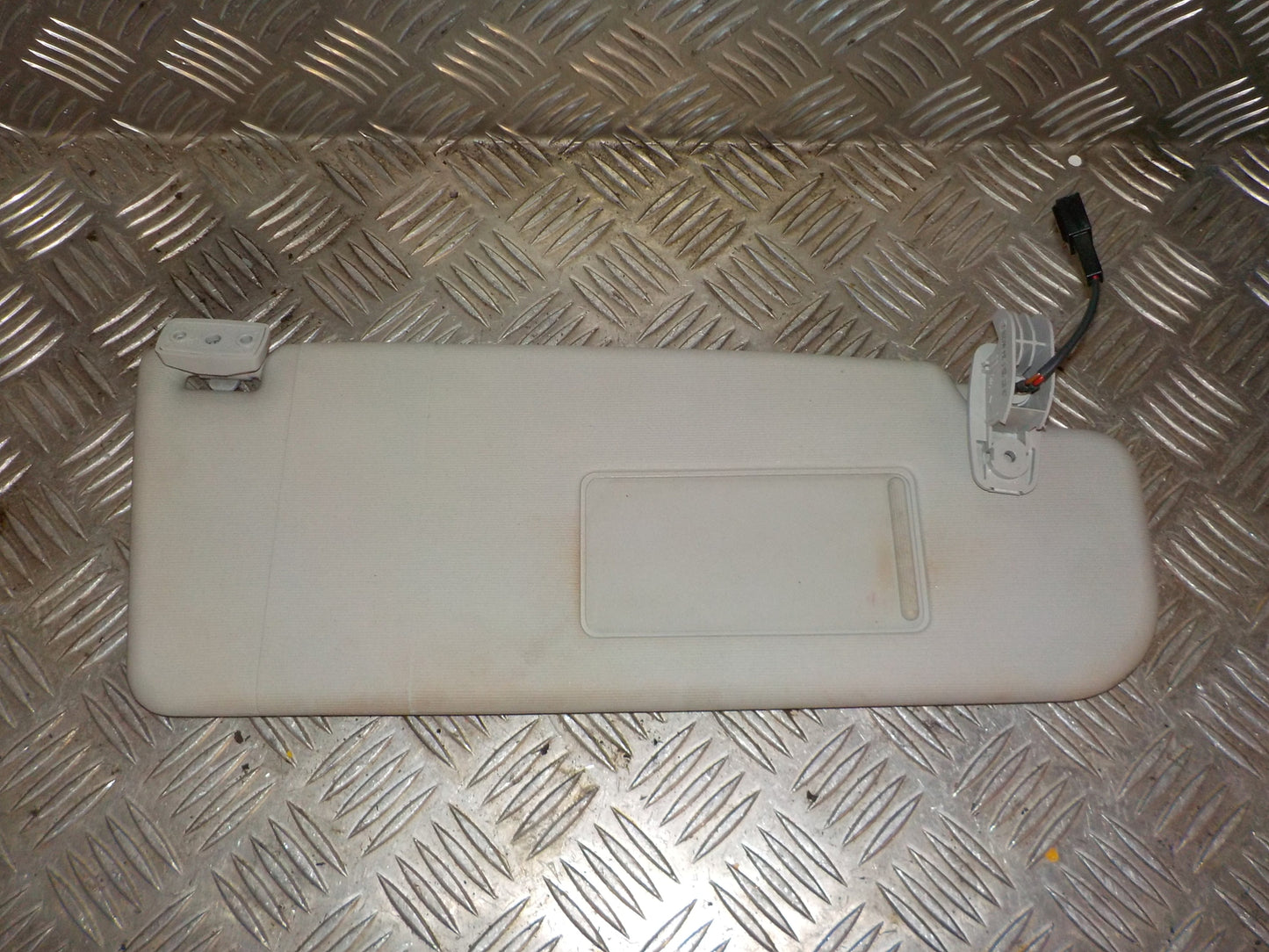 Skoda Superb Solskærm Med OEM Nr. 3T0857552F Fra Skoda Ophugger