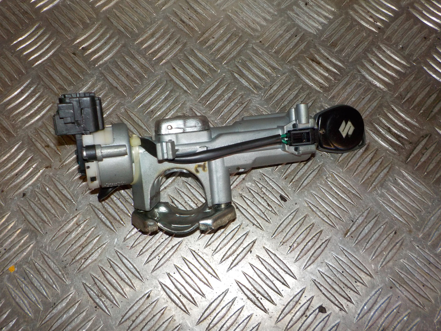 Suzuki Alto Ratlås Med OEM Nr. 37101M75J10 Fra Suzuki Ophugger