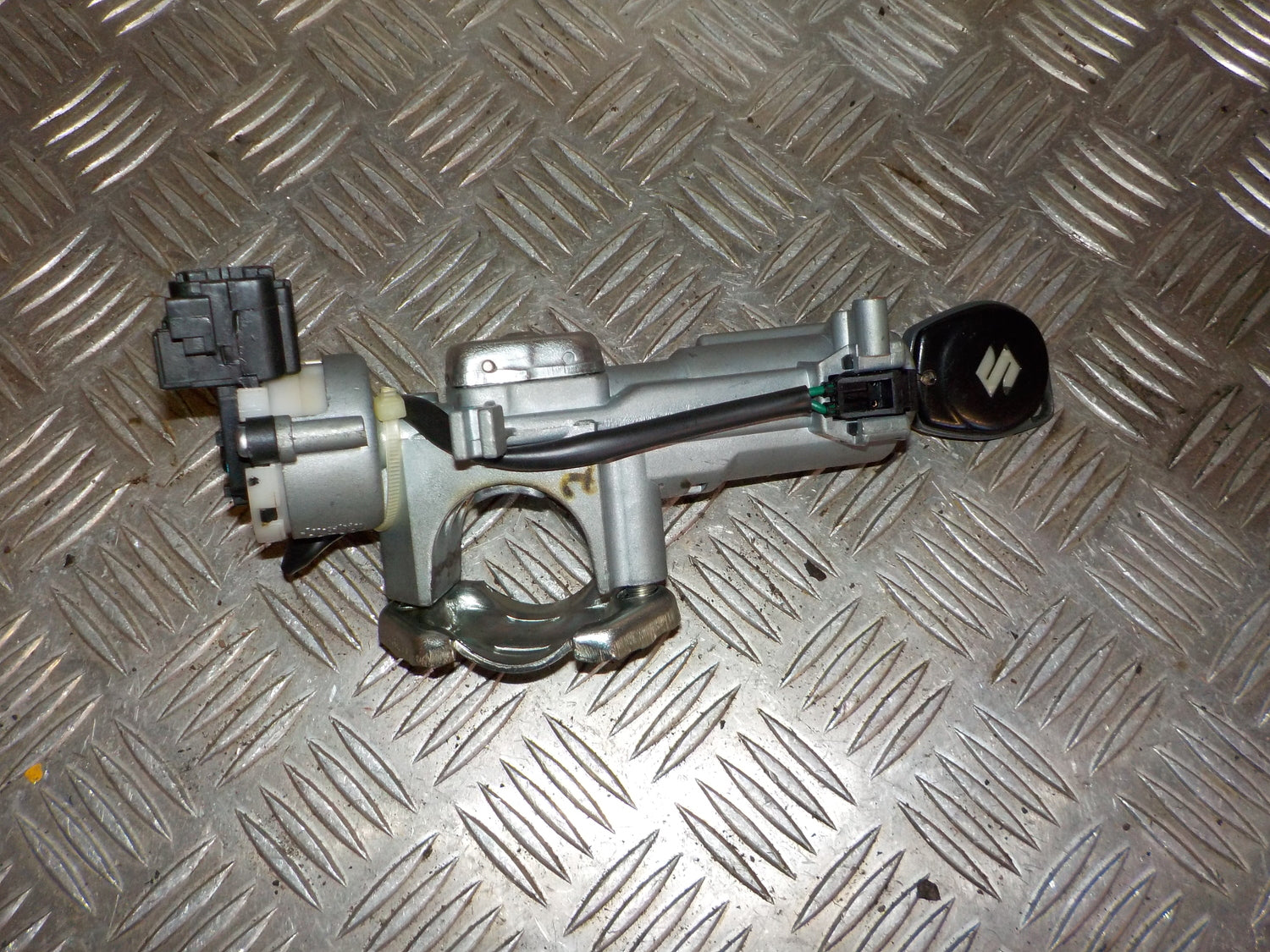 Suzuki Alto Ratlås Med OEM Nr. 37101M75J10 Fra Suzuki Ophugger