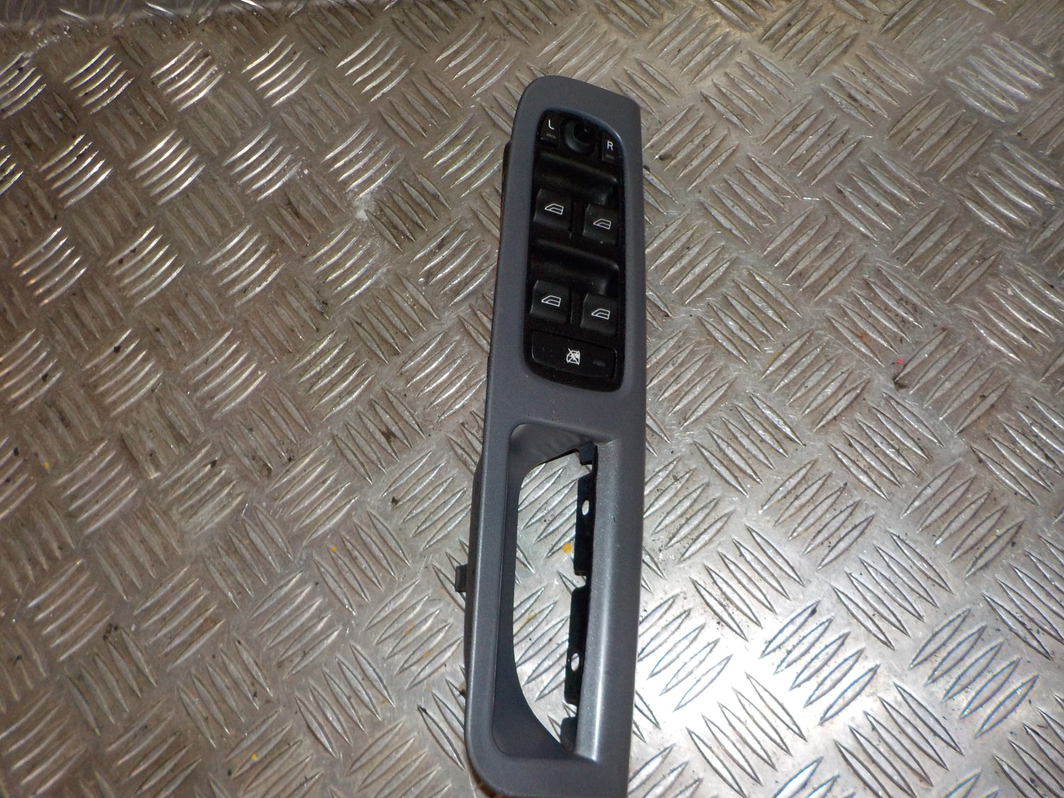 Volvo S40/V50 Kontakt Rudehejs Med OEM Nr. 30710787 Fra Volvo Ophugger