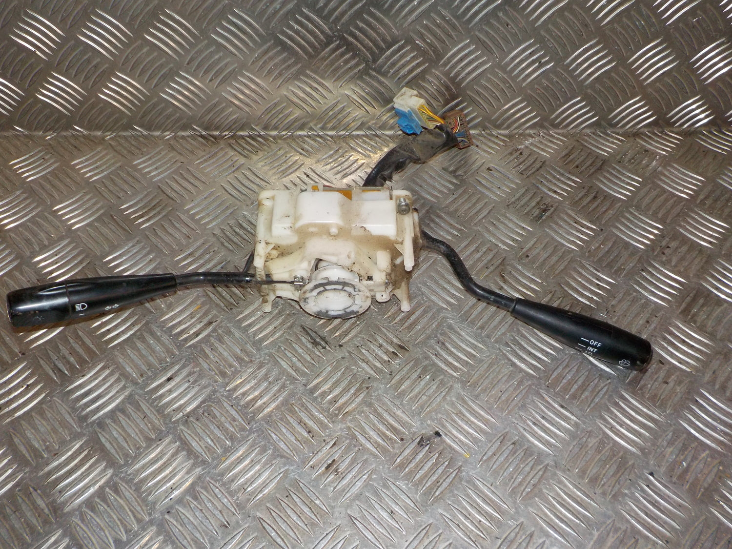 Toyota Dyna Kontakt Combi Med OEM Nr. 8431025320 Fra Toyota Ophugger