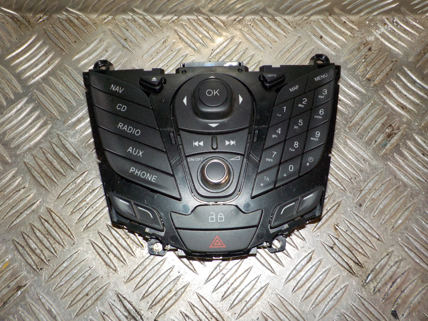 Ford Fiesta 7 Radioforplade Med OEM Nr. C1BT18K811CA Fra Ford Ophugger