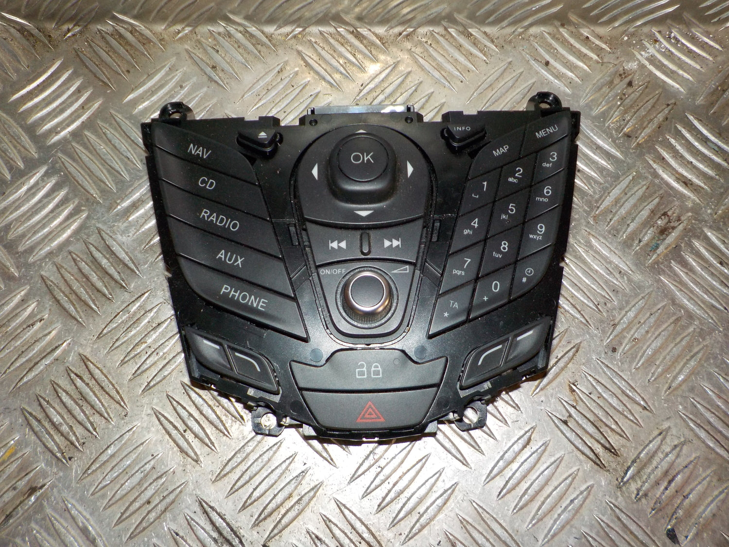 Ford Fiesta 7 Radioforplade Med OEM Nr. C1BT18K811CA Fra Ford Ophugger