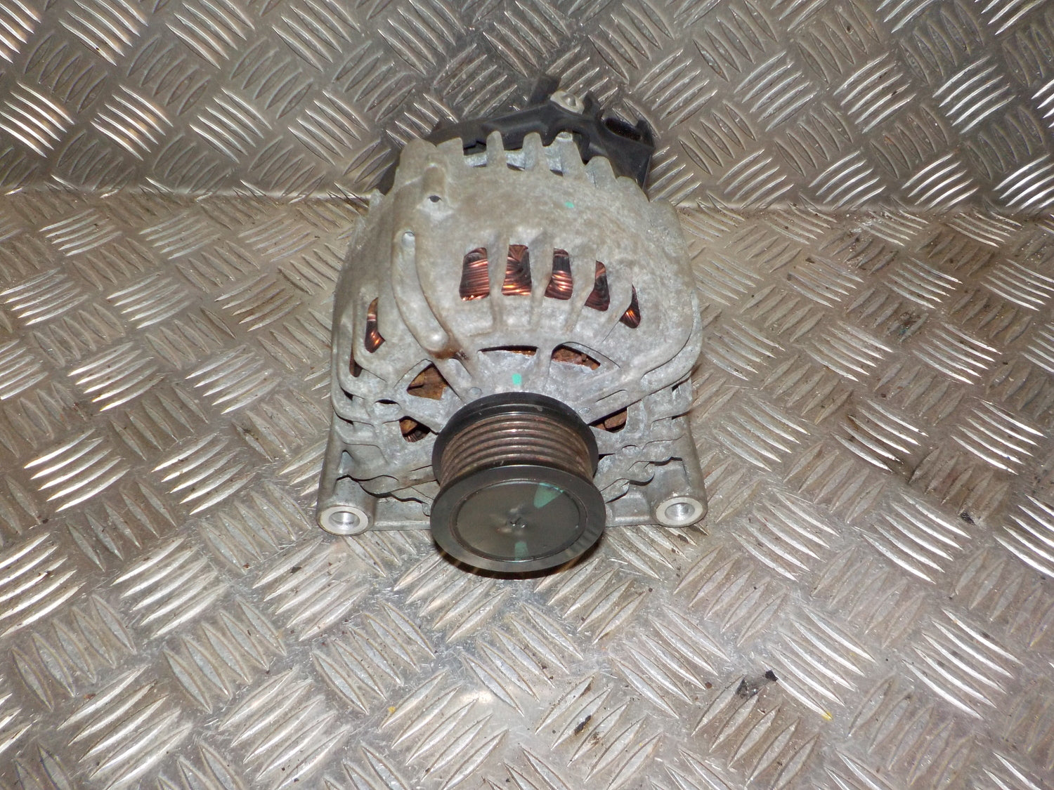 Ford Fiesta 7 Generator Med OEM Nr. 2321305 Fra Ford Ophugger