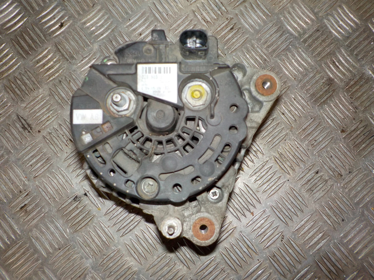 Skoda Fabia Generator Med OEM Nr. 028903028E Fra Skoda Ophugger