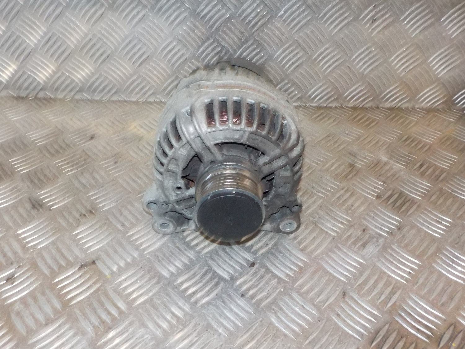 Skoda Fabia Generator Med OEM Nr. 028903028E Fra Skoda Ophugger