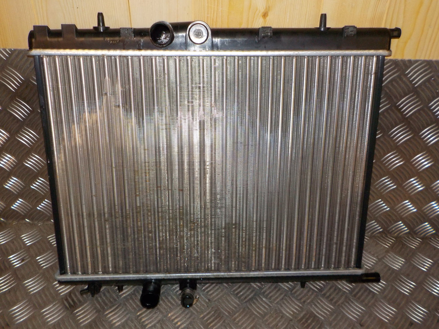Peugeot 307 Køler Med OEM Nr. 133083 Fra Peugeot Ophugger