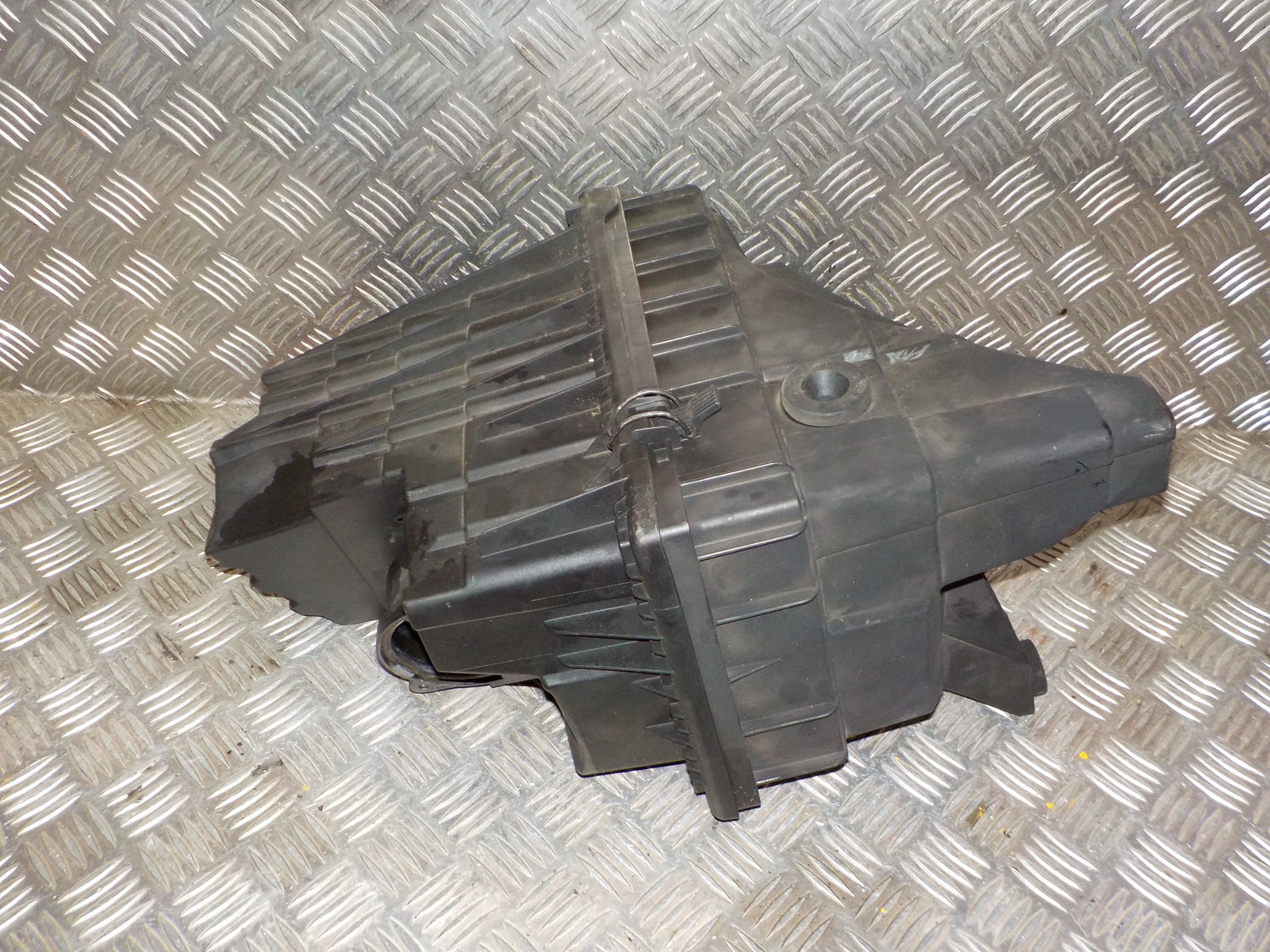 VW Transporter T5 Luftfilterkasse  Med OEM Nr. 7H0129601J Fra VW Ophugger