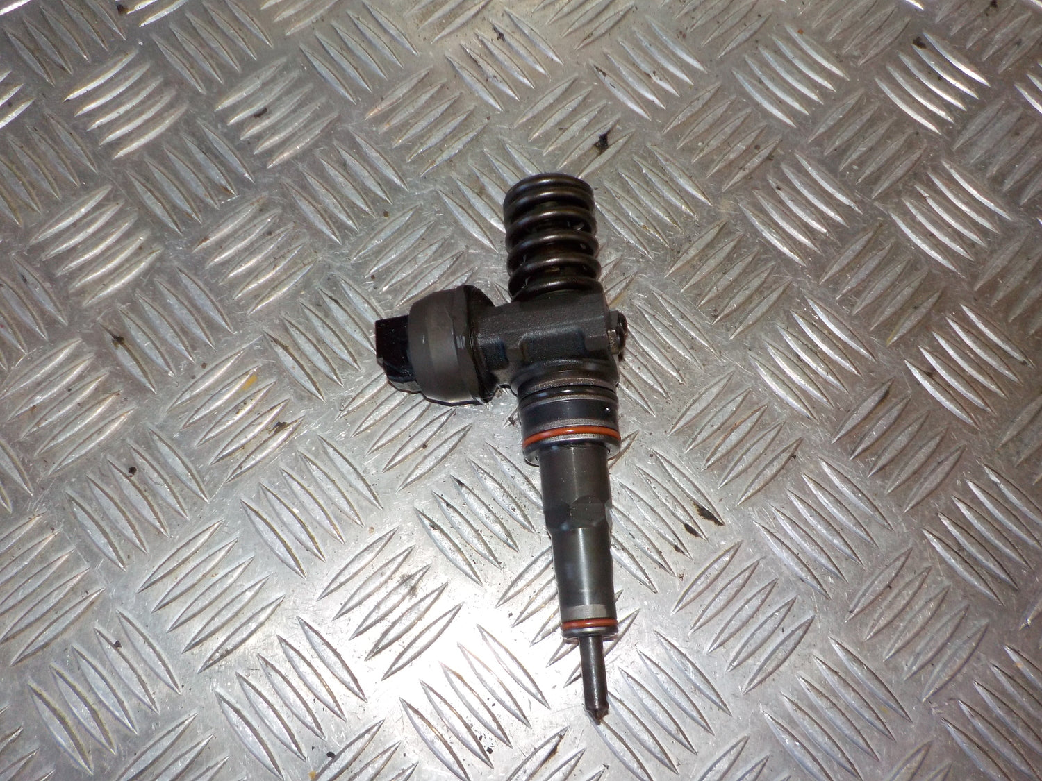 VW Lupo 6E/6X Dyse Med OEM Nr. 045130079AX	 Fra VW Ophugger