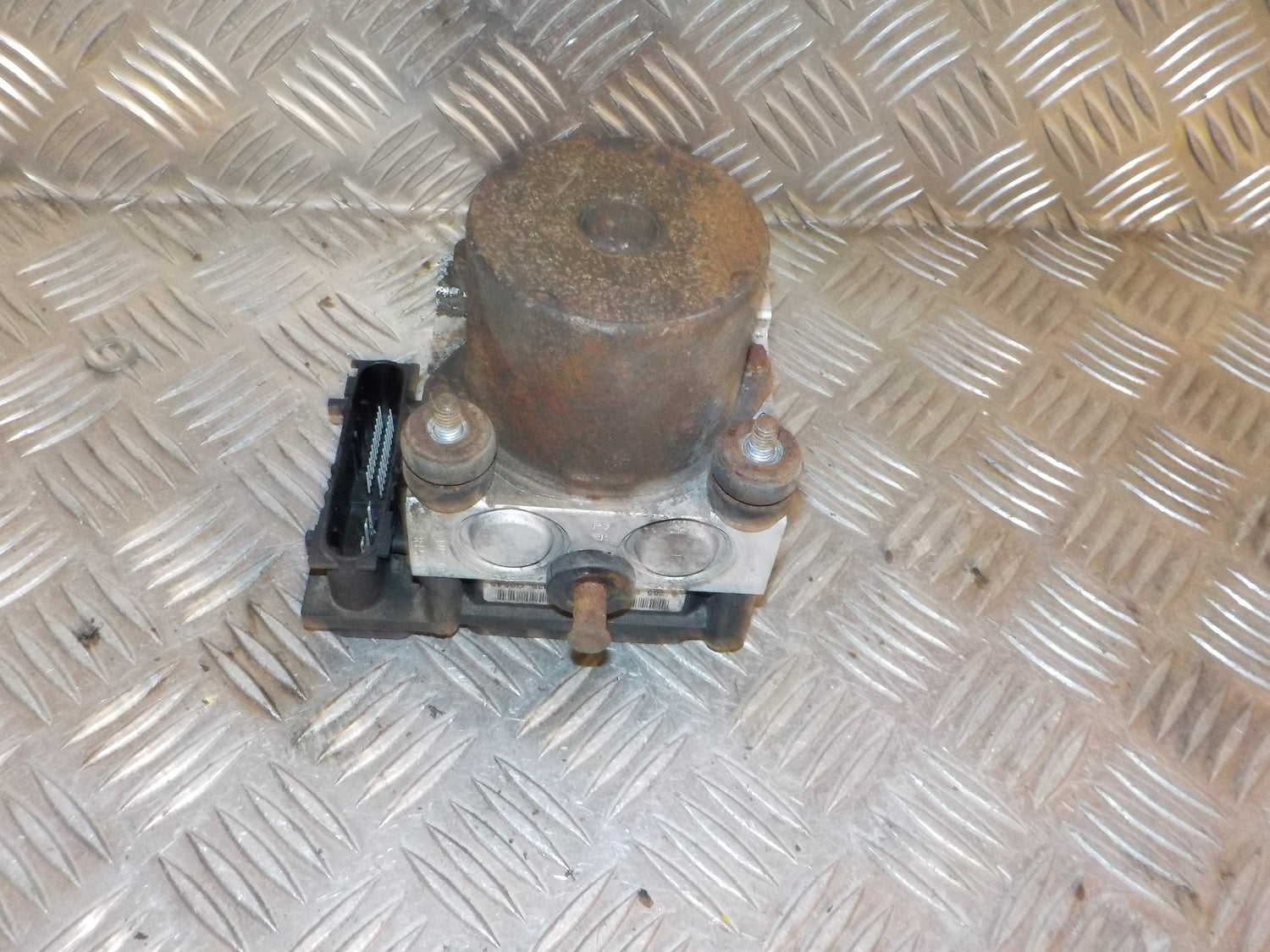 Opel Corsa C ABS Pumpe Med OEM Nr. 13182319 Fra Opel Ophugger