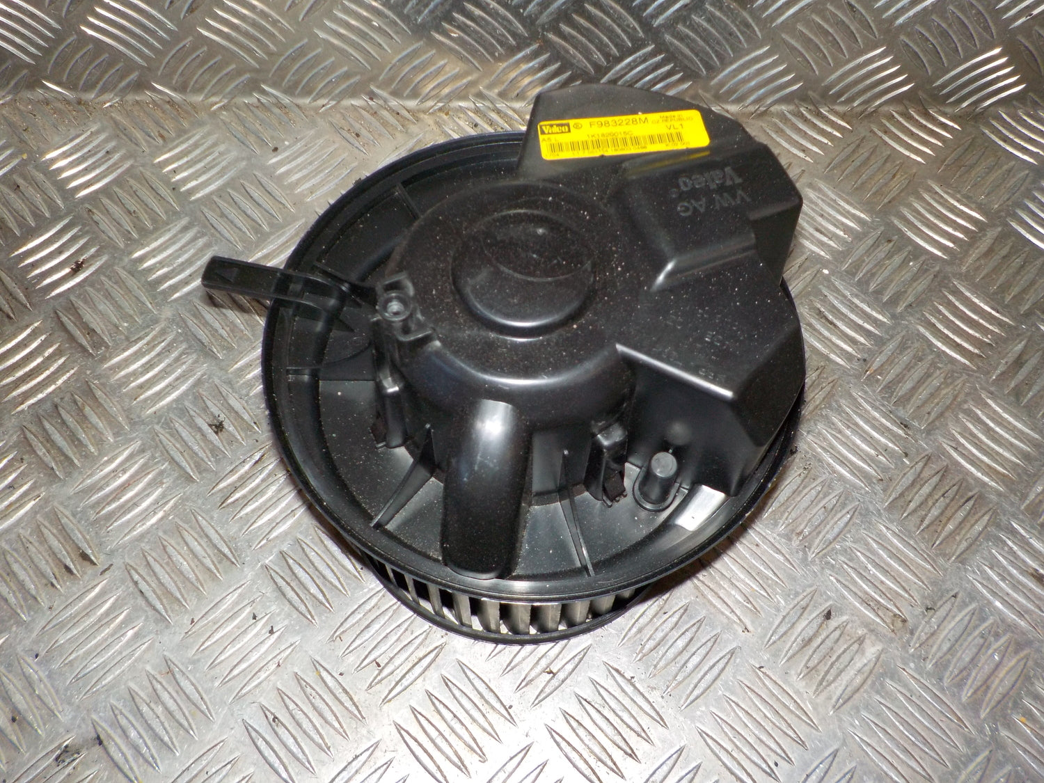 Audi A3 Varmeblæser Med OEM Nr. 1K1820015C Fra Audi Ophugger