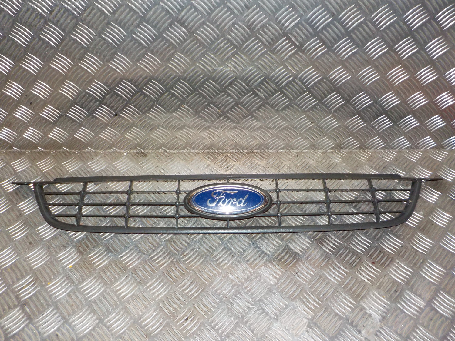 Ford Focus Frontgitter Med OEM Nr. 1676410 Fra Ford Ophugger