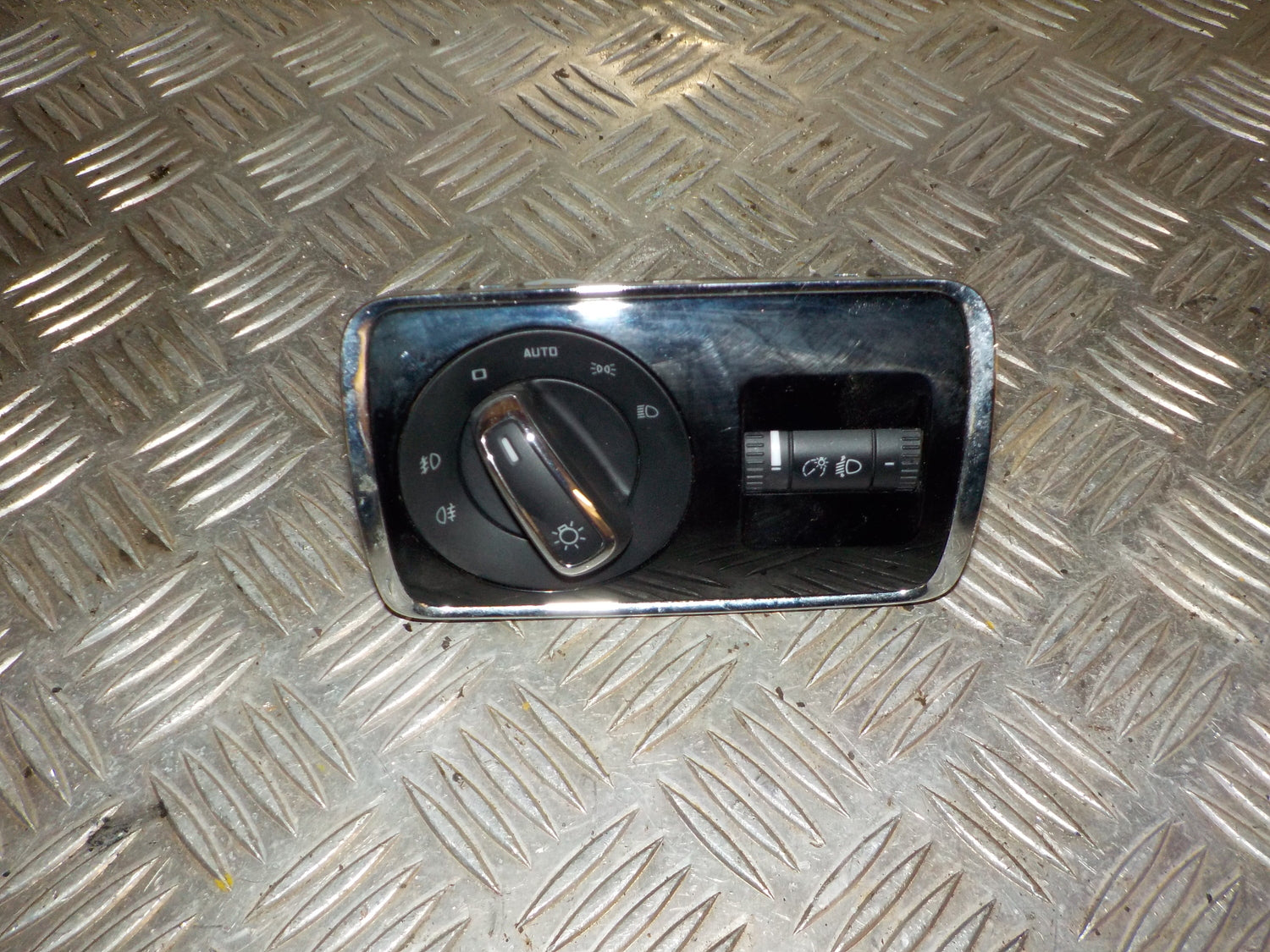 Skoda Superb Kontakt Lys Med OEM Nr. 3T0941431B Fra Skoda Ophugger