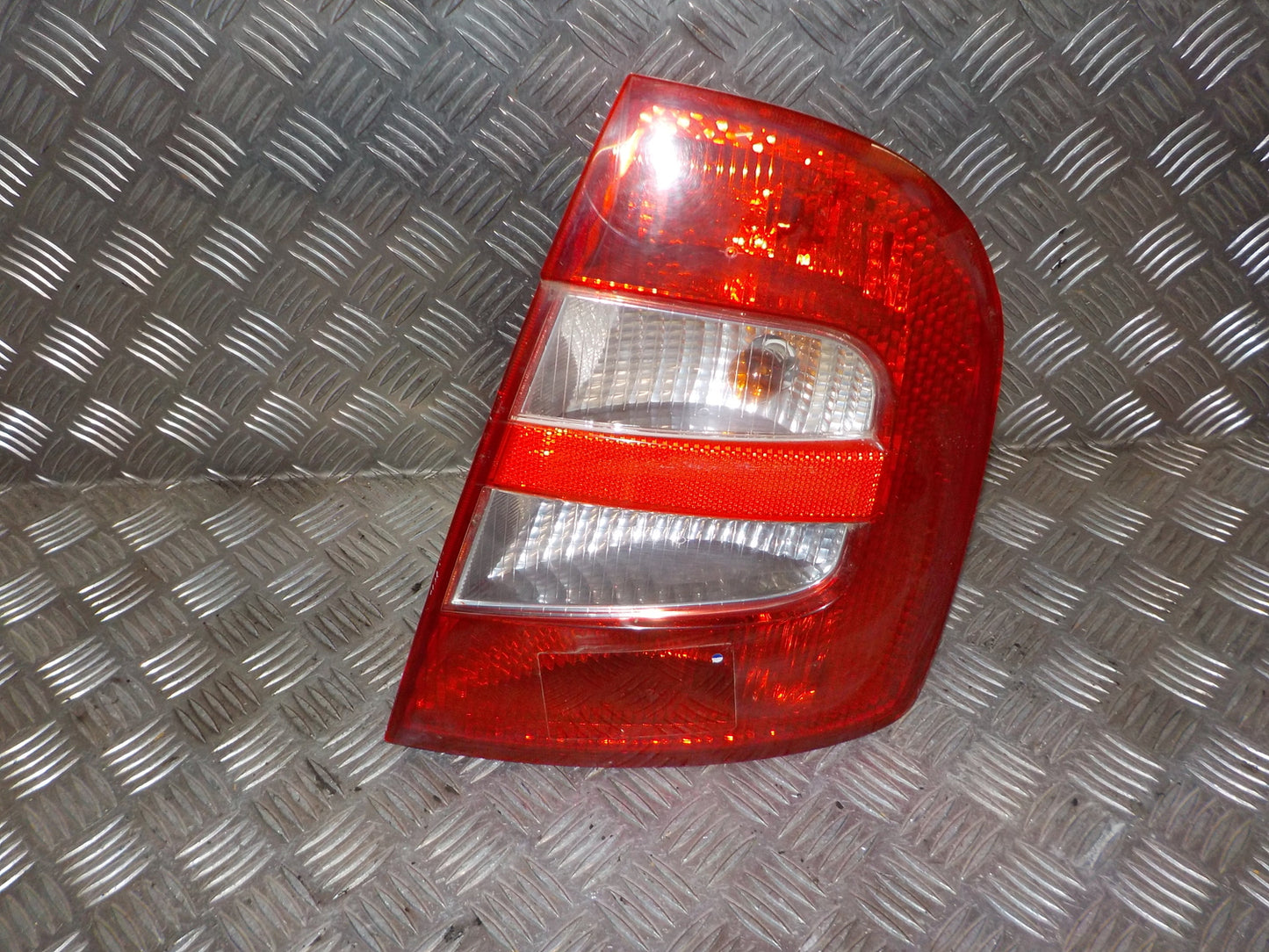 Skoda Fabia Baglygte Med OEM Nr. 6Y6945112B Fra Skoda Ophugger