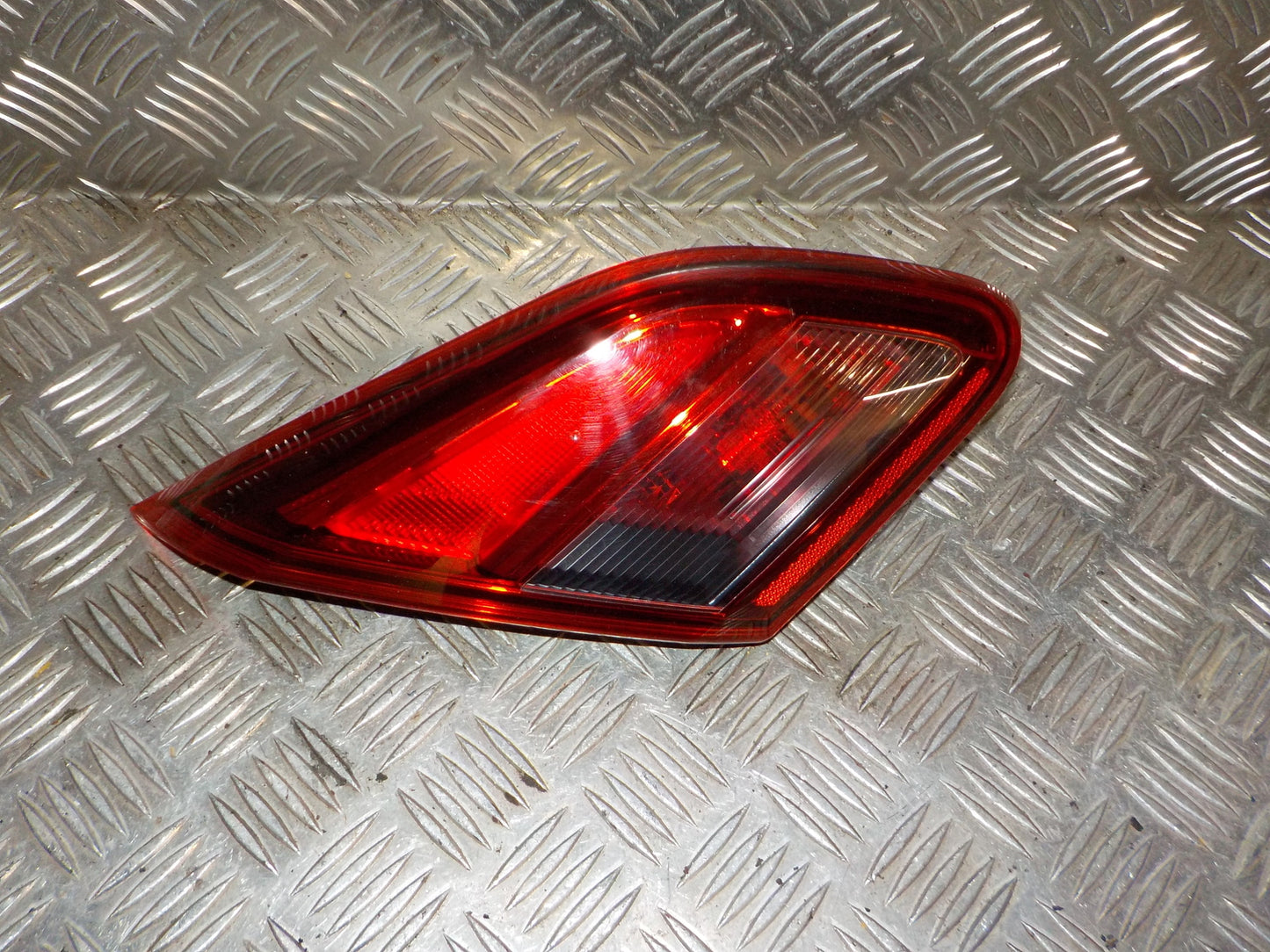 Opel Corsa E Baglygte Med OEM Nr. 39012629 Fra Opel Ophugger