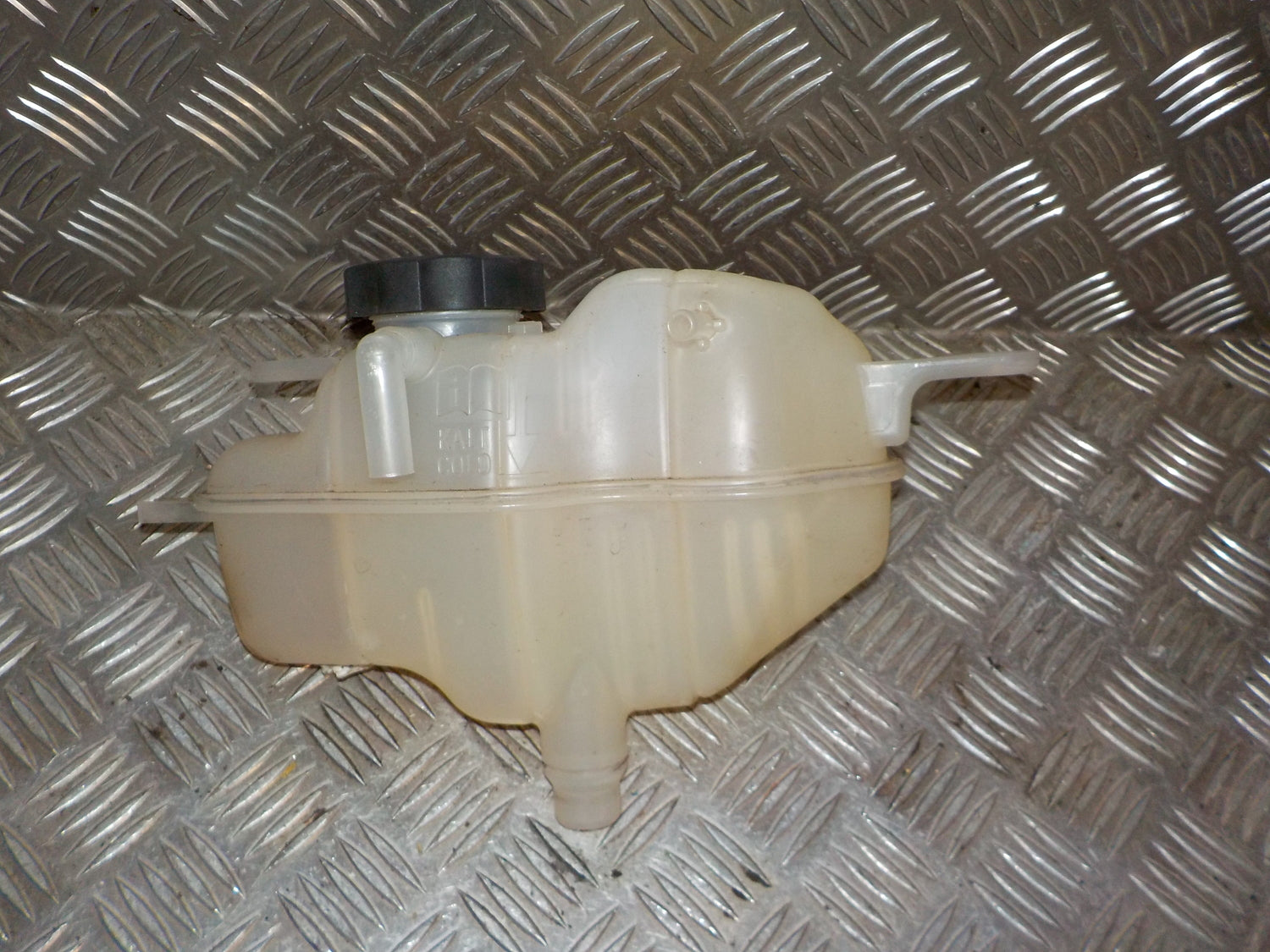 Opel Corsa E Ekspansionsbehold Med OEM Nr. 39007213 Fra Opel Ophugger