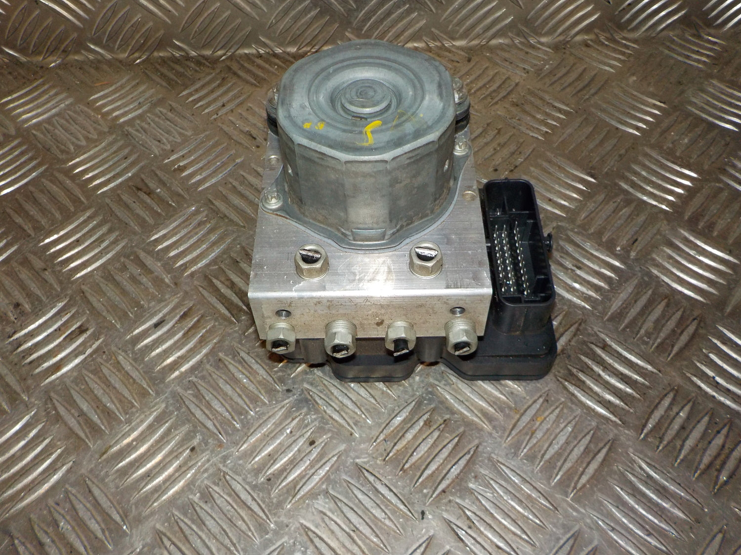 Opel Corsa E Abs Pumpe Med OEM Nr. 39049600 Fra Opel Ophugger