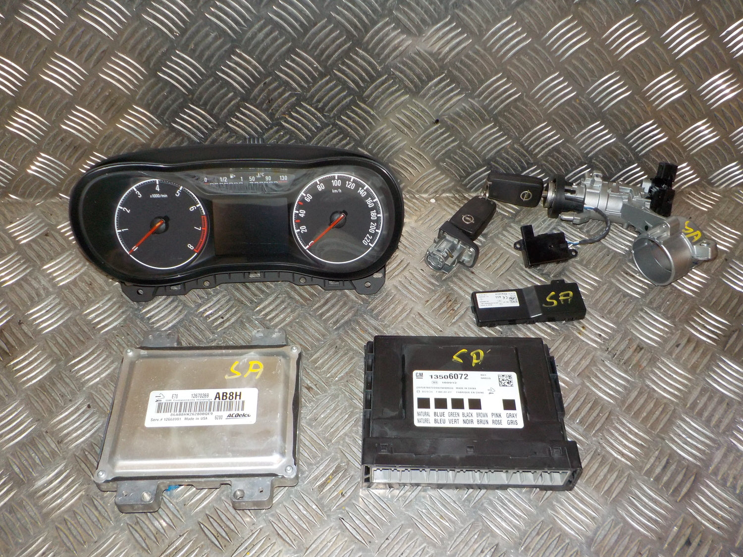 Opel Corsa E Motorstyring - Motorstyreboks - Injection Elboks Med OEM Nr. 12670269 Fra Opel Ophugger