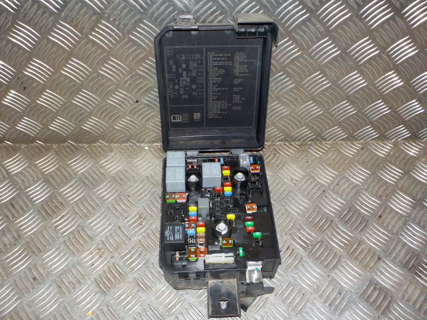 Opel Corsa E Sikringsboks Med OEM Nr. 39068006 Fra Opel Ophugger