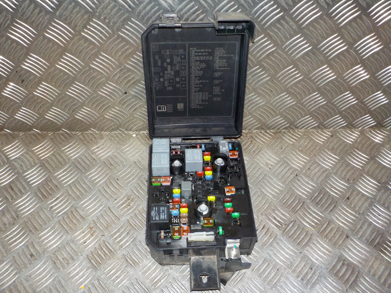 Opel Corsa E Sikringsboks Med OEM Nr. 39068006 Fra Opel Ophugger