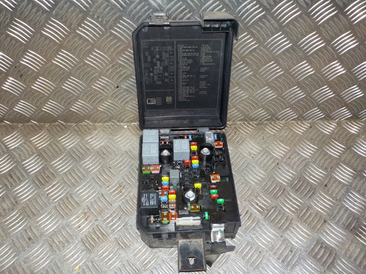 Opel Corsa E Sikringsboks Med OEM Nr. 39068006 Fra Opel Ophugger