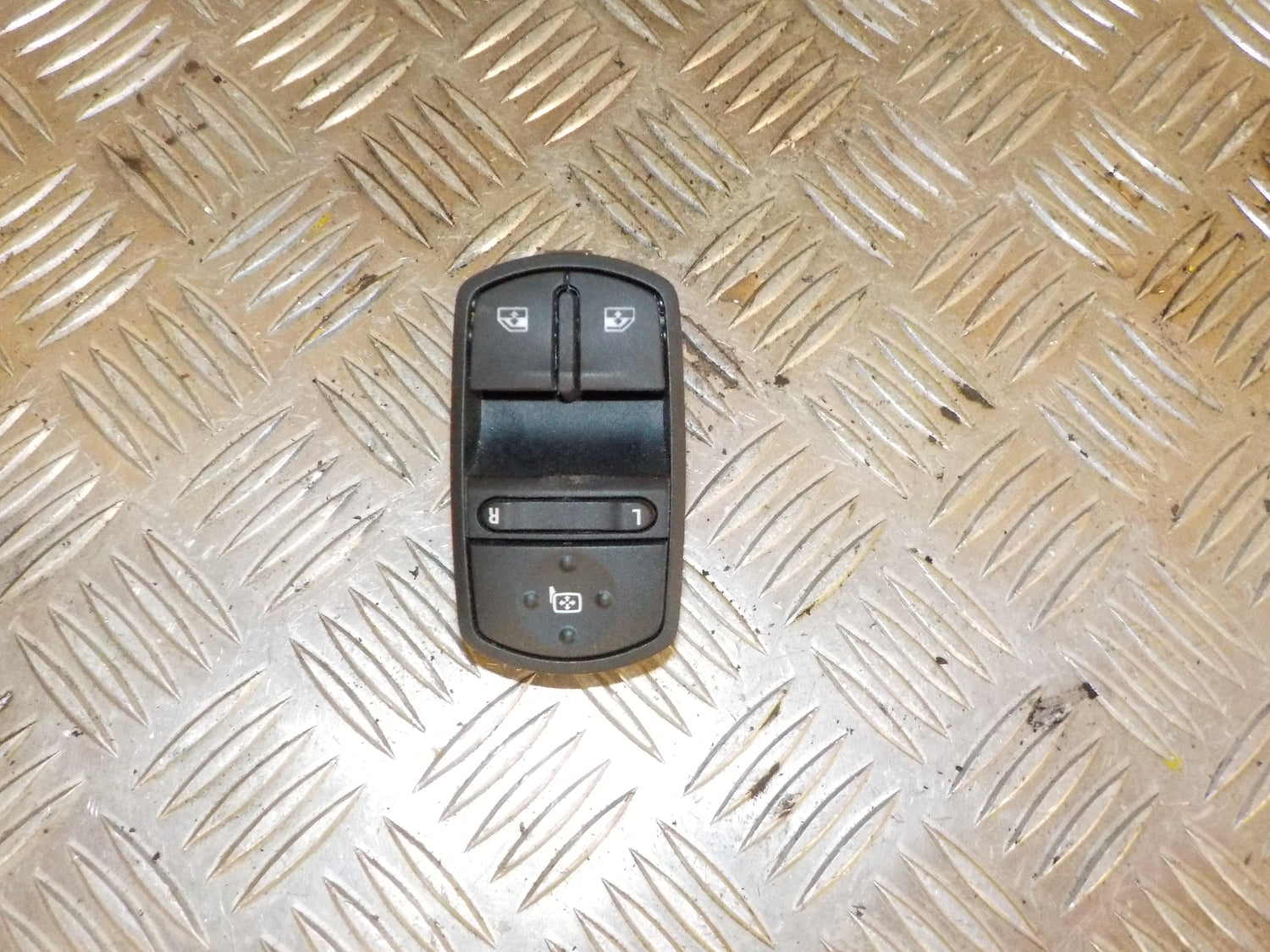 Opel Corsa E Kontakt Rudehejs Med OEM Nr. 13430017 Fra Opel Ophugger