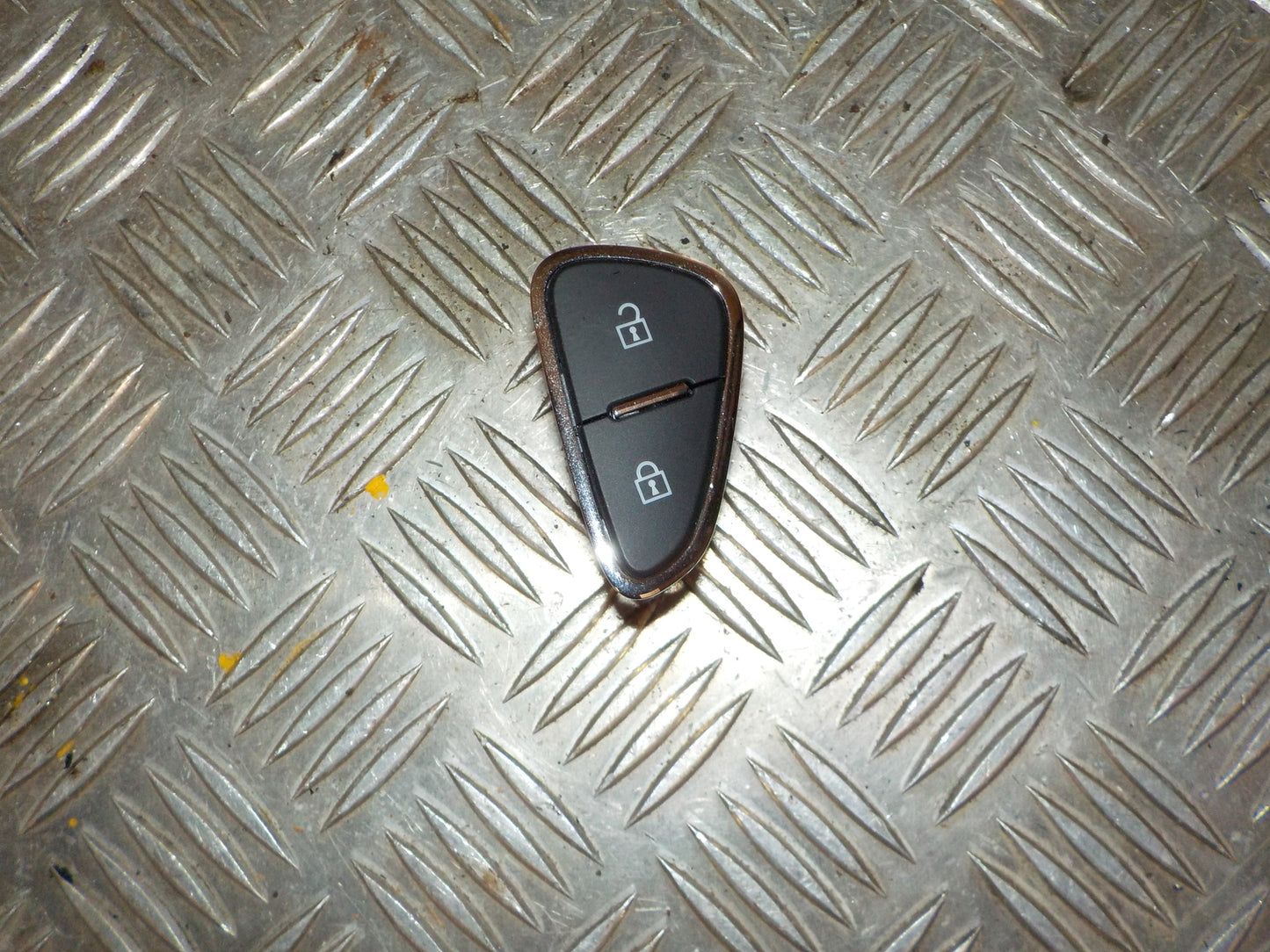 Opel Corsa E Kontakt Diverse Med OEM Nr. 39031633 Fra Opel Ophugger