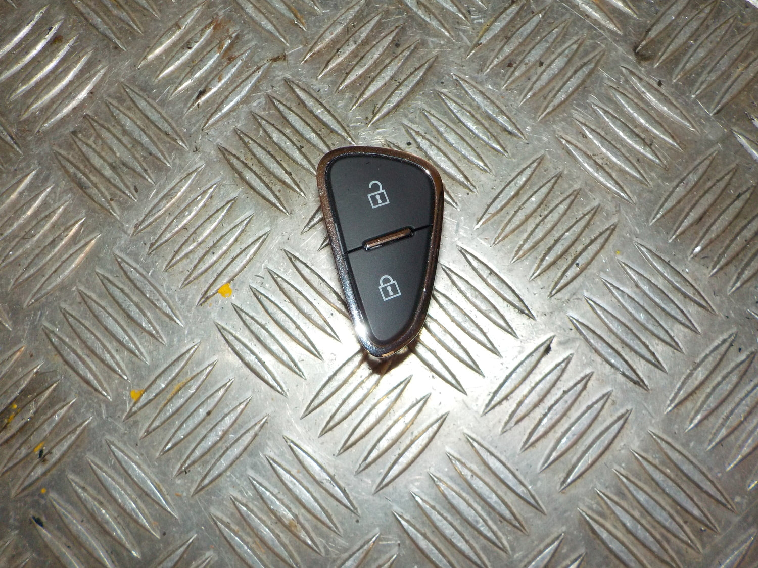 Opel Corsa E Kontakt Diverse Med OEM Nr. 39031633 Fra Opel Ophugger