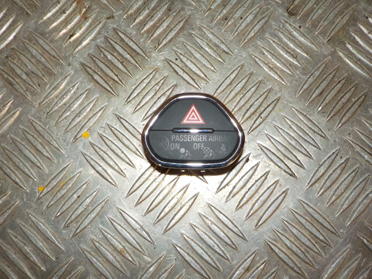 Opel Corsa E Kontakt Katastrofe Med OEM Nr. 39031634 Fra Opel Ophugger