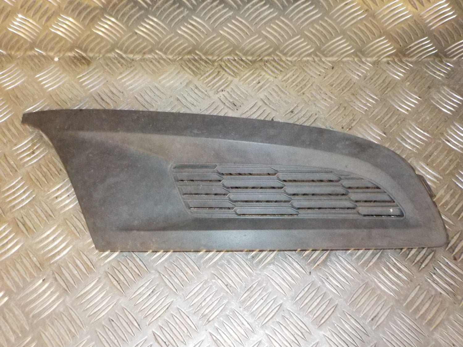 VW Polo 6R Kofangergitter Med OEM Nr. 6R0853666C Fra VW Ophugger