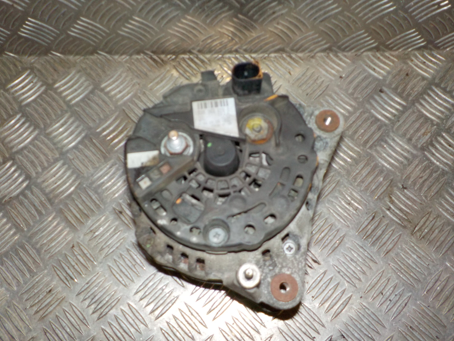 Skoda Fabia Generator Med OEM Nr. 028903028E Fra Skoda Ophugger