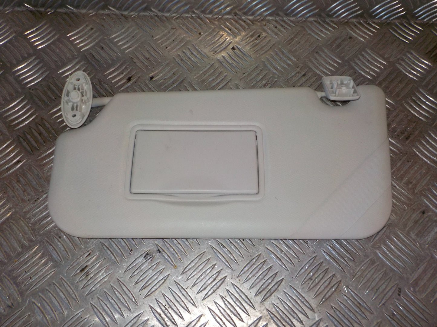 Ford Focus Solskærm Med OEM Nr. 1894721	 Fra Ford Ophugger