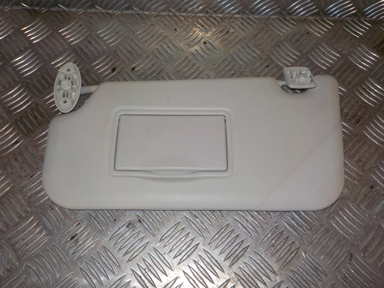 Ford Focus Solskærm Med OEM Nr. 1894721	 Fra Ford Ophugger