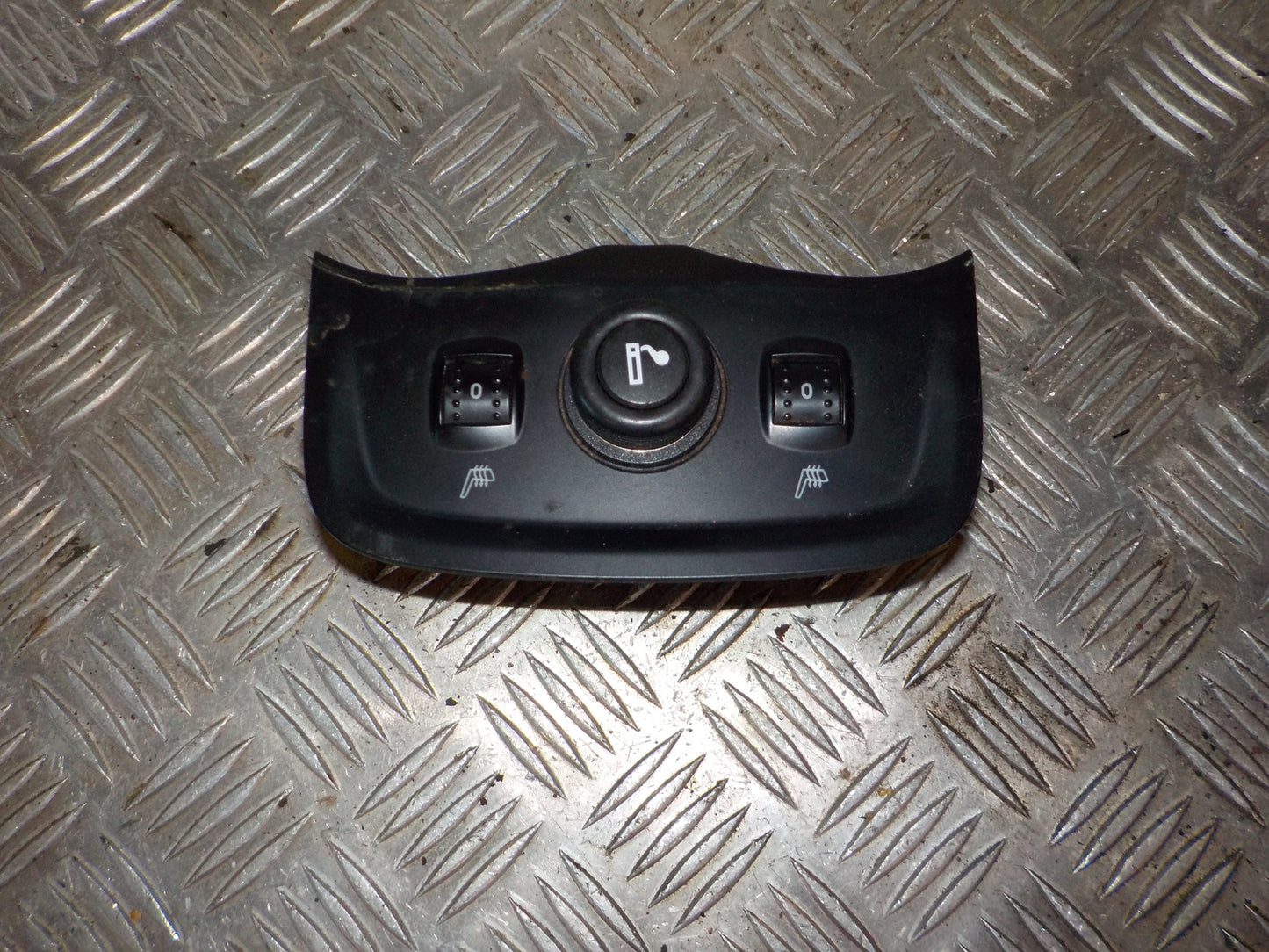 Ford Focus Kontakt Sædevarme Med OEM Nr. BM5T19K314AD Fra Ford Ophugger