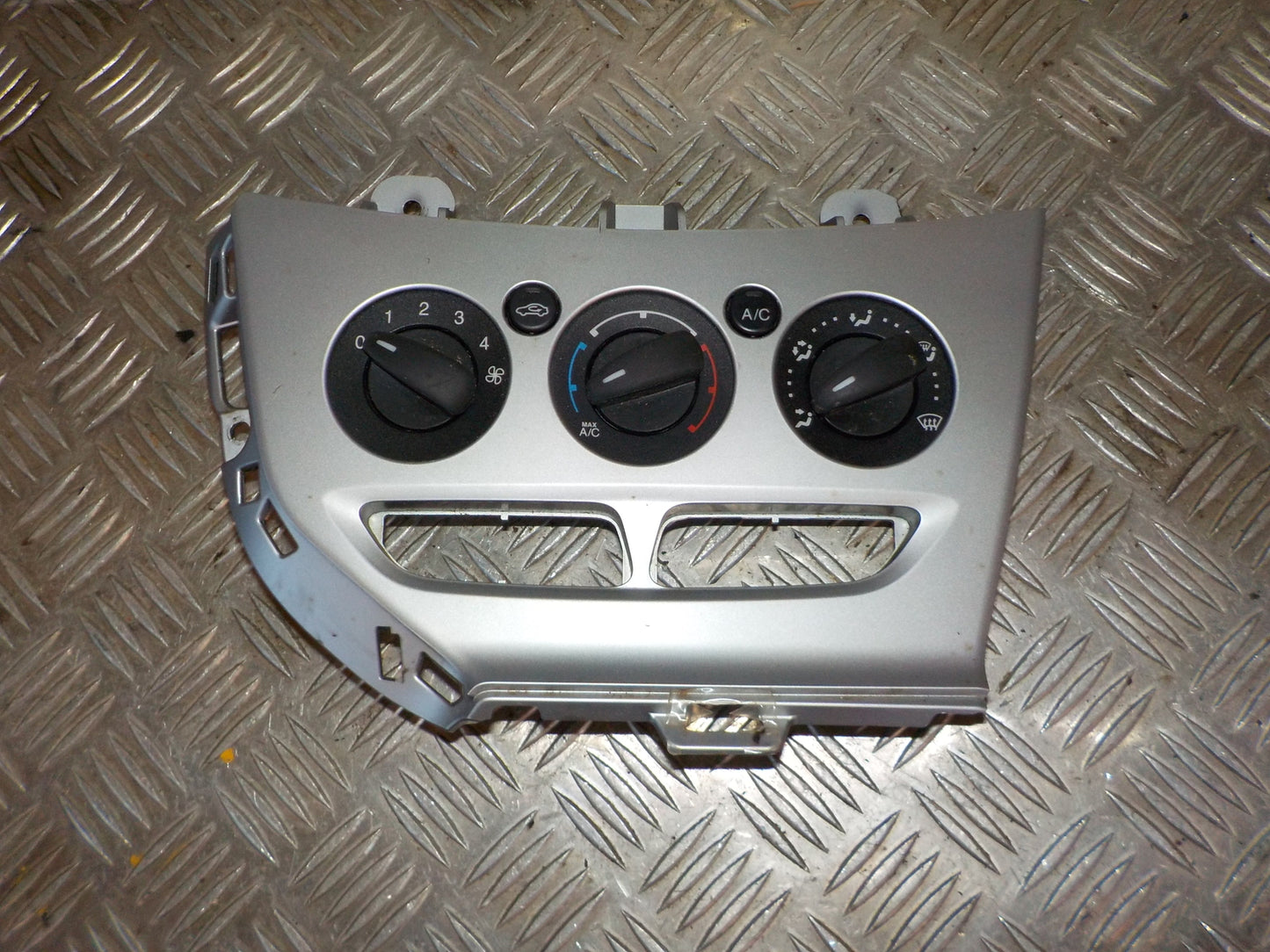 Ford Focus Varmeregulering Med OEM Nr. BM5T19980BE Fra Ford Ophugger