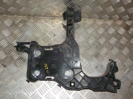 Renault Grand Scenic 2 Forlygteholder Med OEM Nr. 8200137796 Fra Renault Ophugger